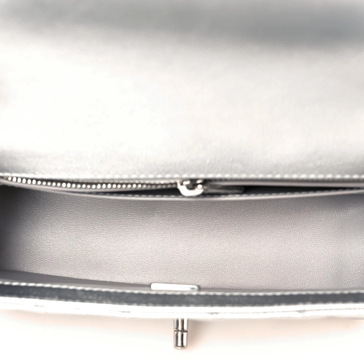 Metallic Caviar gesteppte Mini-Rechteck-CC-Slide-Flap-Tasche in Silber