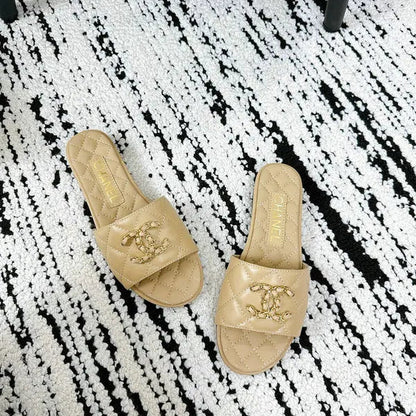Gesteppte Lederpantoletten mit geflochtenem C-Logo in Beige