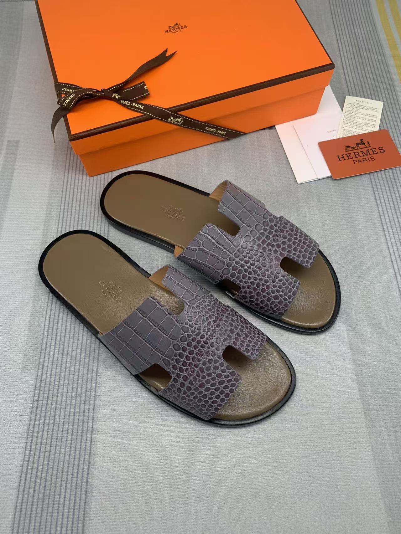 Herren-Sandalen Izmir aus grauem Leder mit Krokodilprägung