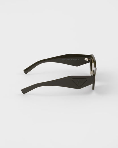 Sonnenbrille mit Dreieckslogo und olivfarbenen Gläsern