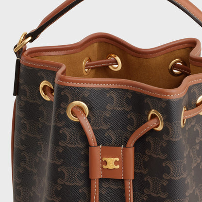Clara Tasche aus Triomphe-Canvas und Kalbsleder in Cognac