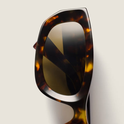 Miu Glimpse Sonnenbrille mit flacher Form Rahmen in Honig-Schildpatt Gläser in Loden-Grün