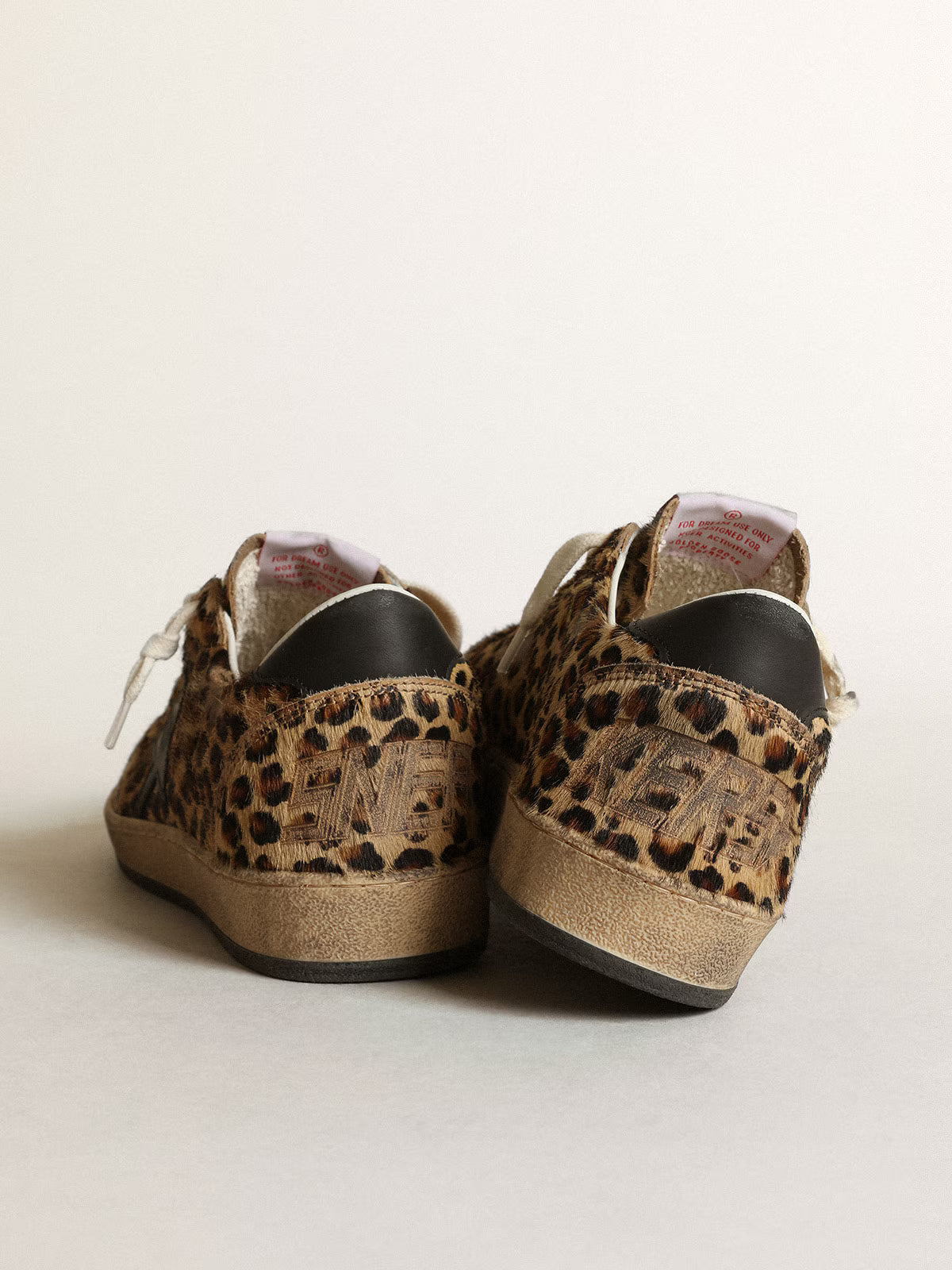 Cavallino-Leder mit Leoprint und schwarzen Details