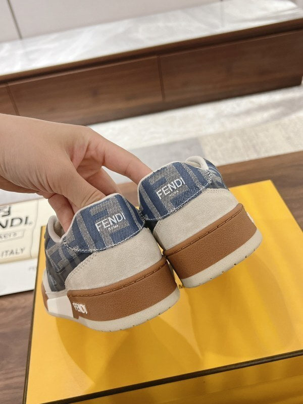 Match sneakers in blue suede