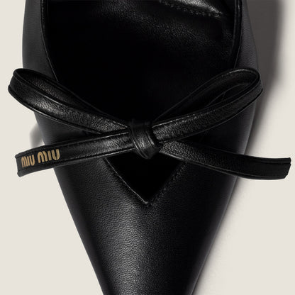 Slingback-Pumps aus Leder mit schwarzer Schleife