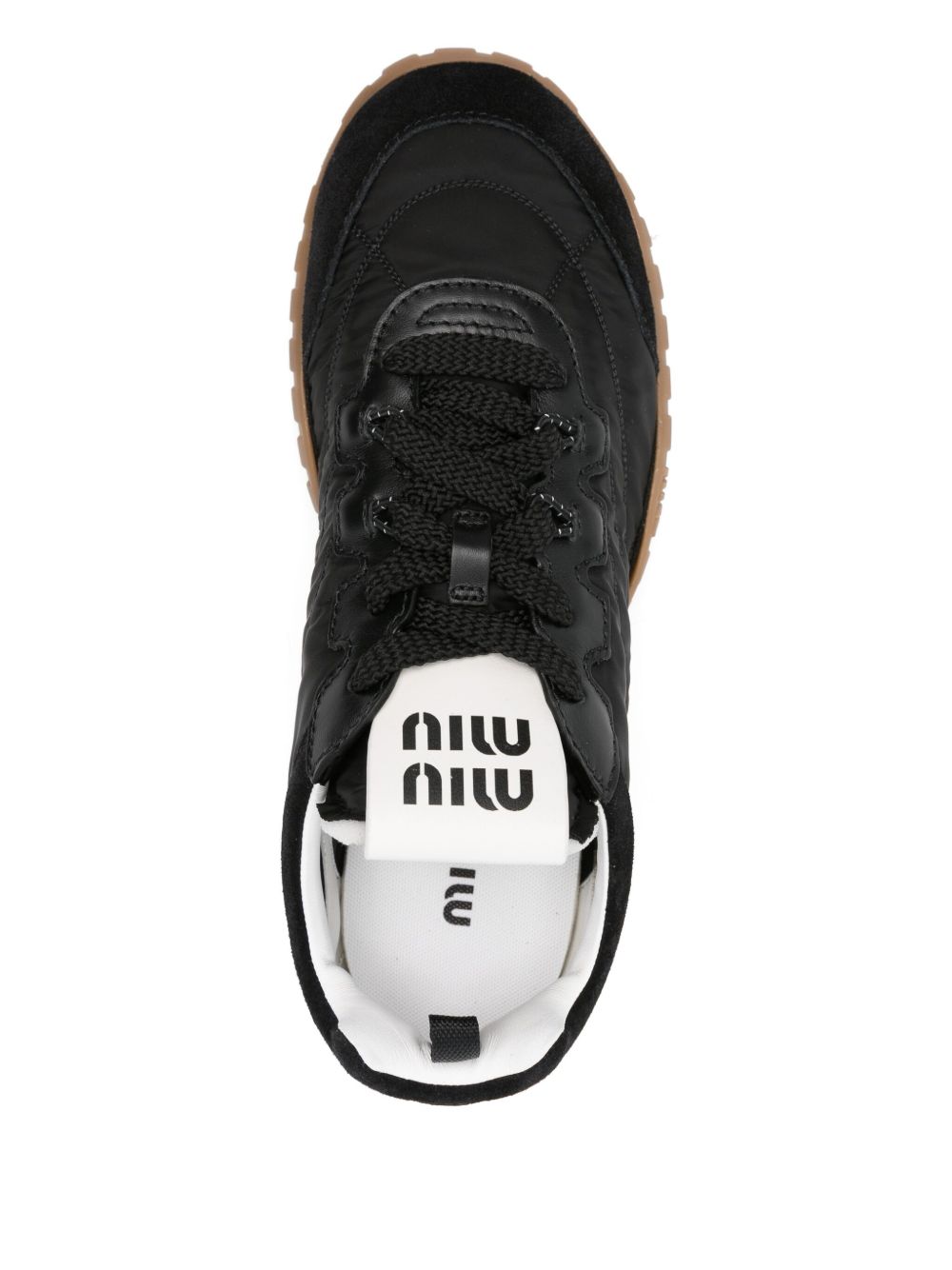 Sneakers mit schwarzen Paneelen
