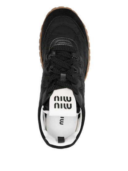 Sneakers mit schwarzen Paneelen