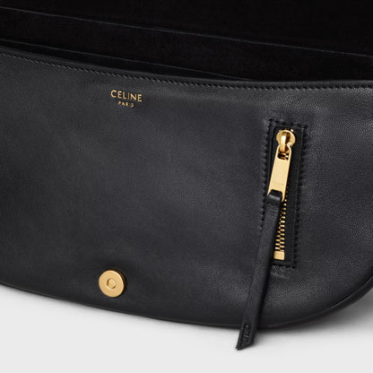Kleine Halfmoon Soft Triomphe Tasche aus weichem glänzendem Lammleder in Schwarz
