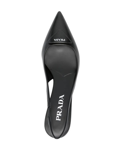 Schwarze Pumps aus Leder mit Fersenriemen