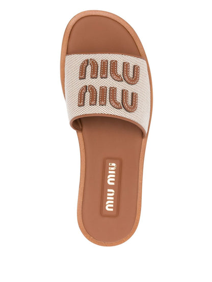 Sandalen mit appliziertem Logo in Kamelbraun