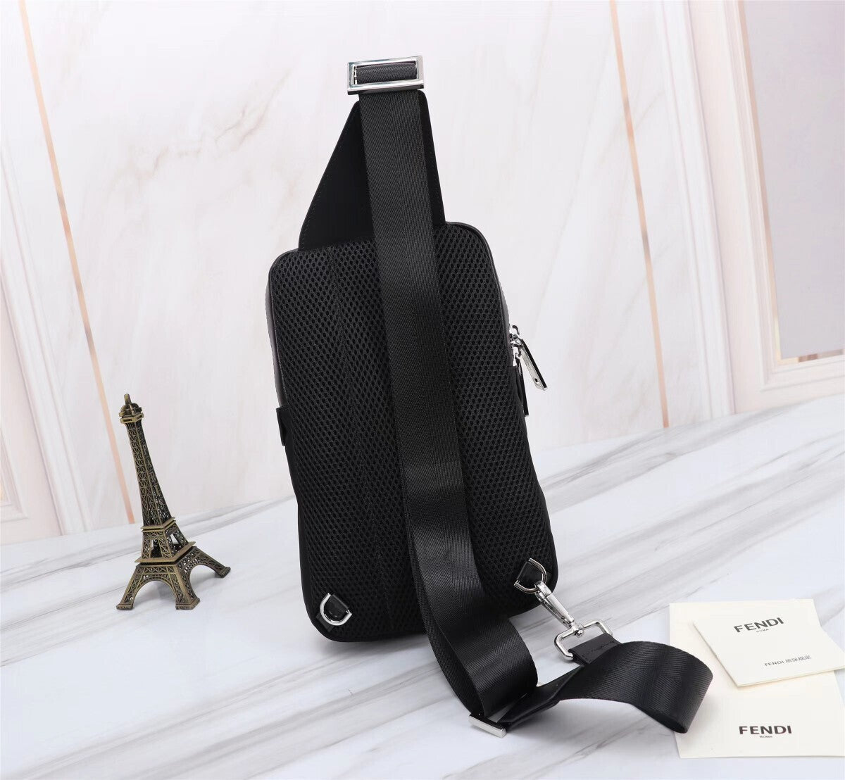 Schwarz-gelbe Umhängetasche mit Käfermotiv