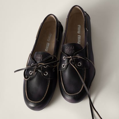 Ungefütterte Bootsschuhe aus gewaschenem Leder in Schwarz