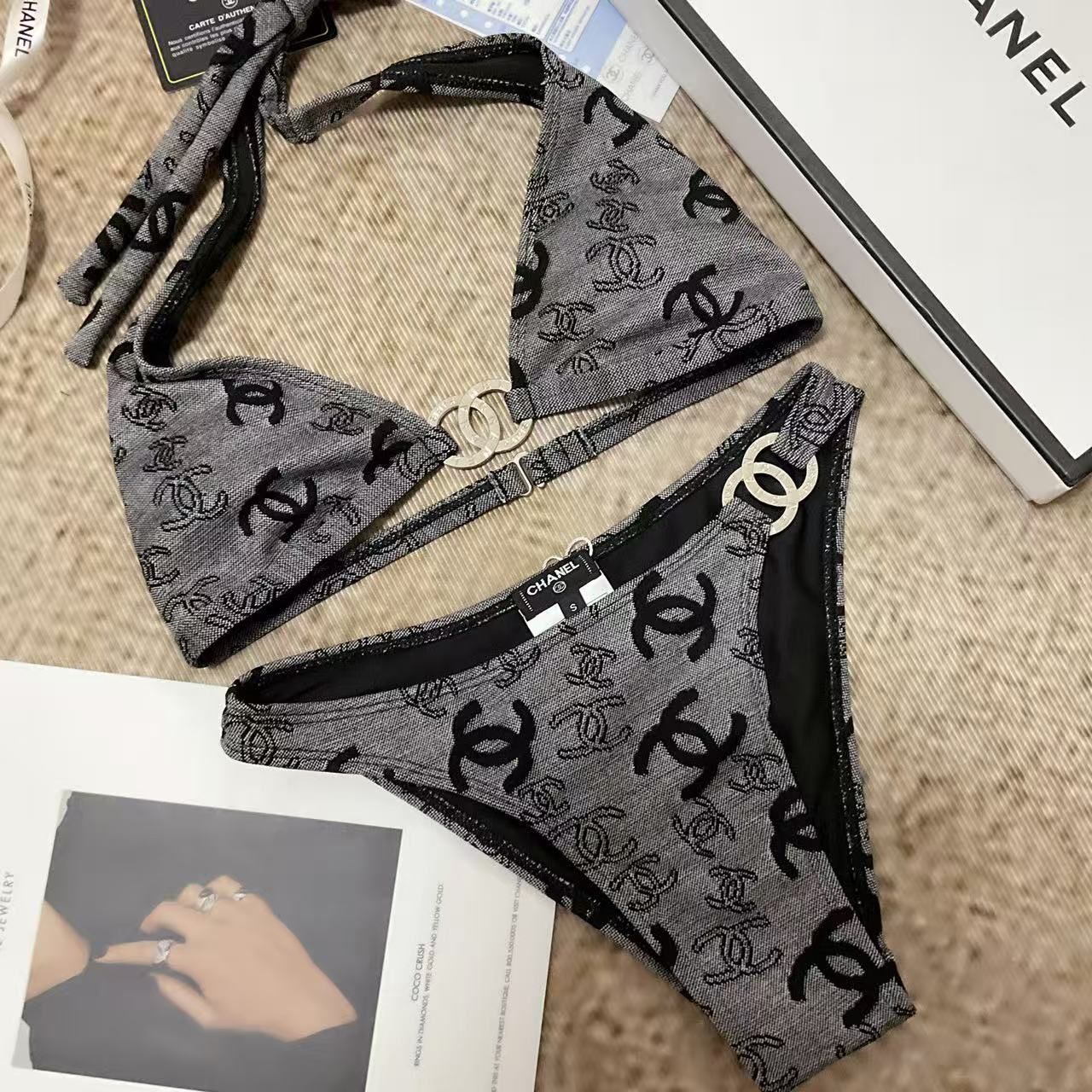 Bikini-Set mit Monogramm Grau und goldenem Logo