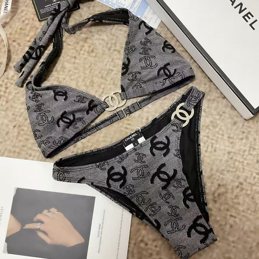 Bikini-Set mit Monogramm Grau und goldenem Logo