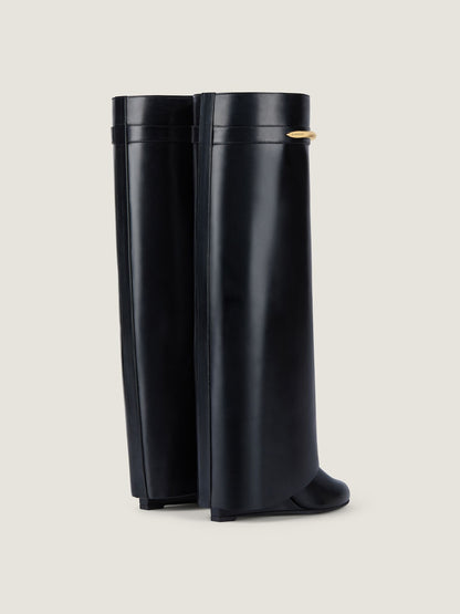 Shark boots in black leather