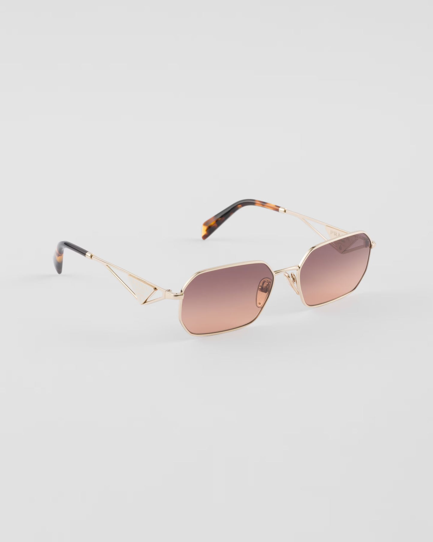 Sonnenbrille mit Dreieckslogo und karamellfarbenen Verlaufsgläsern