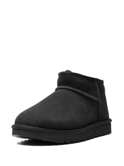 Classic Ultra Mini „Triple Black“ Stiefeletten