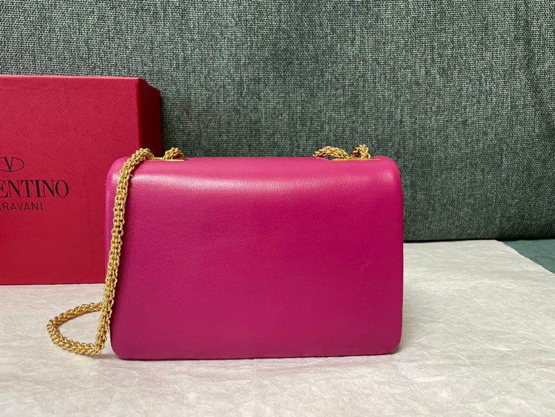 ONE STUD Leder-Schultertasche Magenta