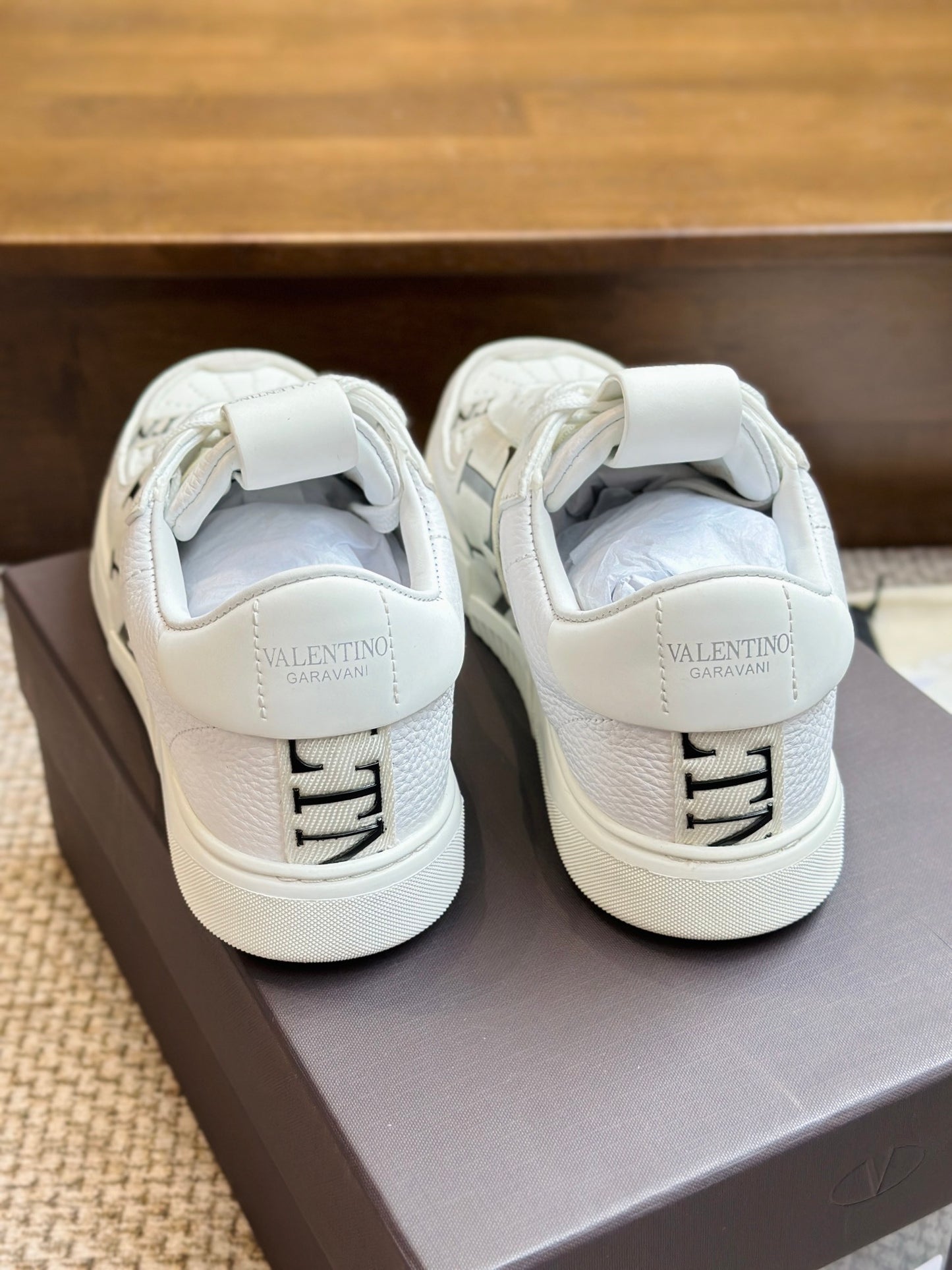 VL7N Leather Sneakers White