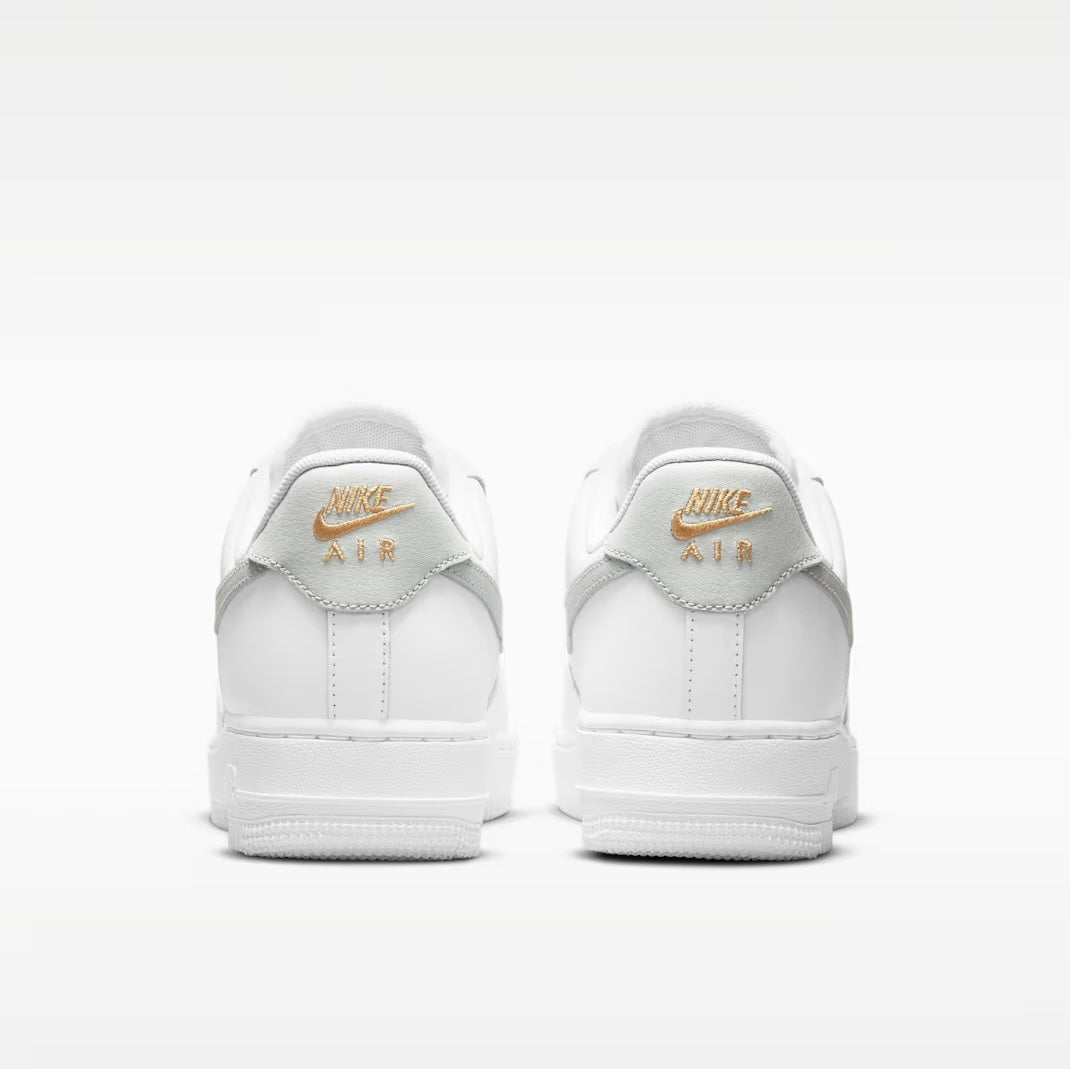 Air Force 1 '07 Essential Weiß/Hellsilber