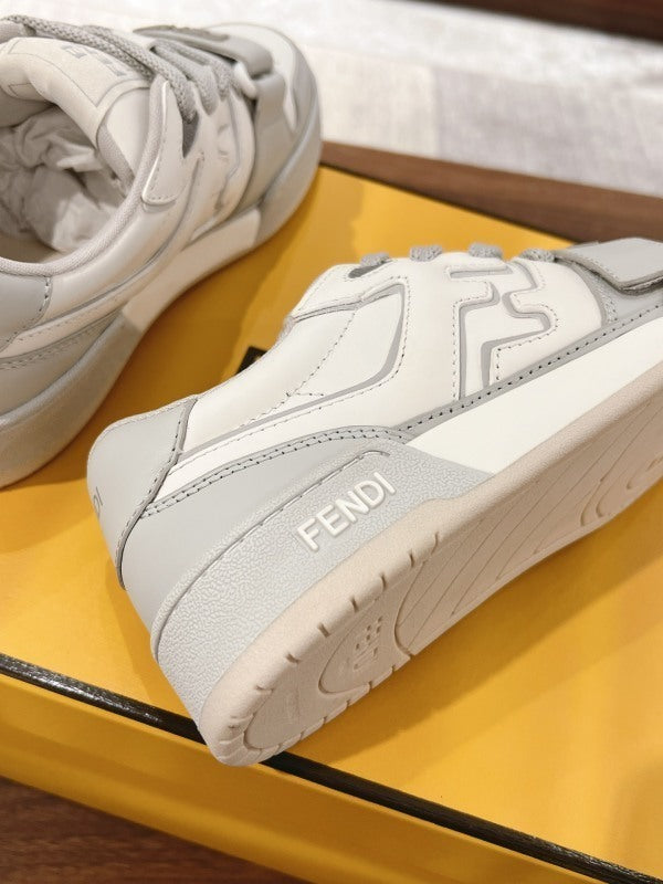 Match Sneakers aus grauem Leder mit weißen Details