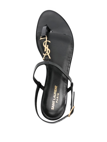 Sandalen mit Cassandra-Logoplakette aus schwarzem Leder