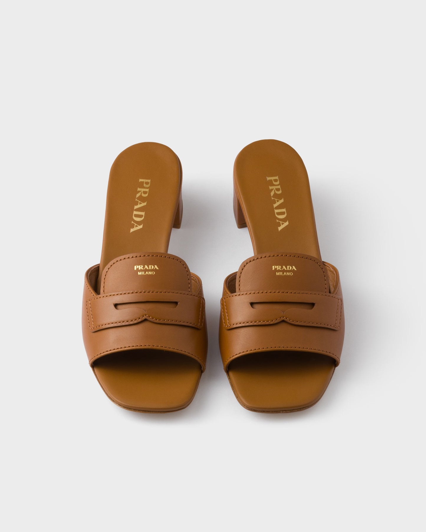 Slider-Sandalen mit niedrigem Absatz aus cognacfarbenem Leder
