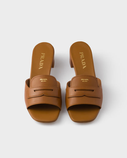 Slider-Sandalen mit niedrigem Absatz aus cognacfarbenem Leder