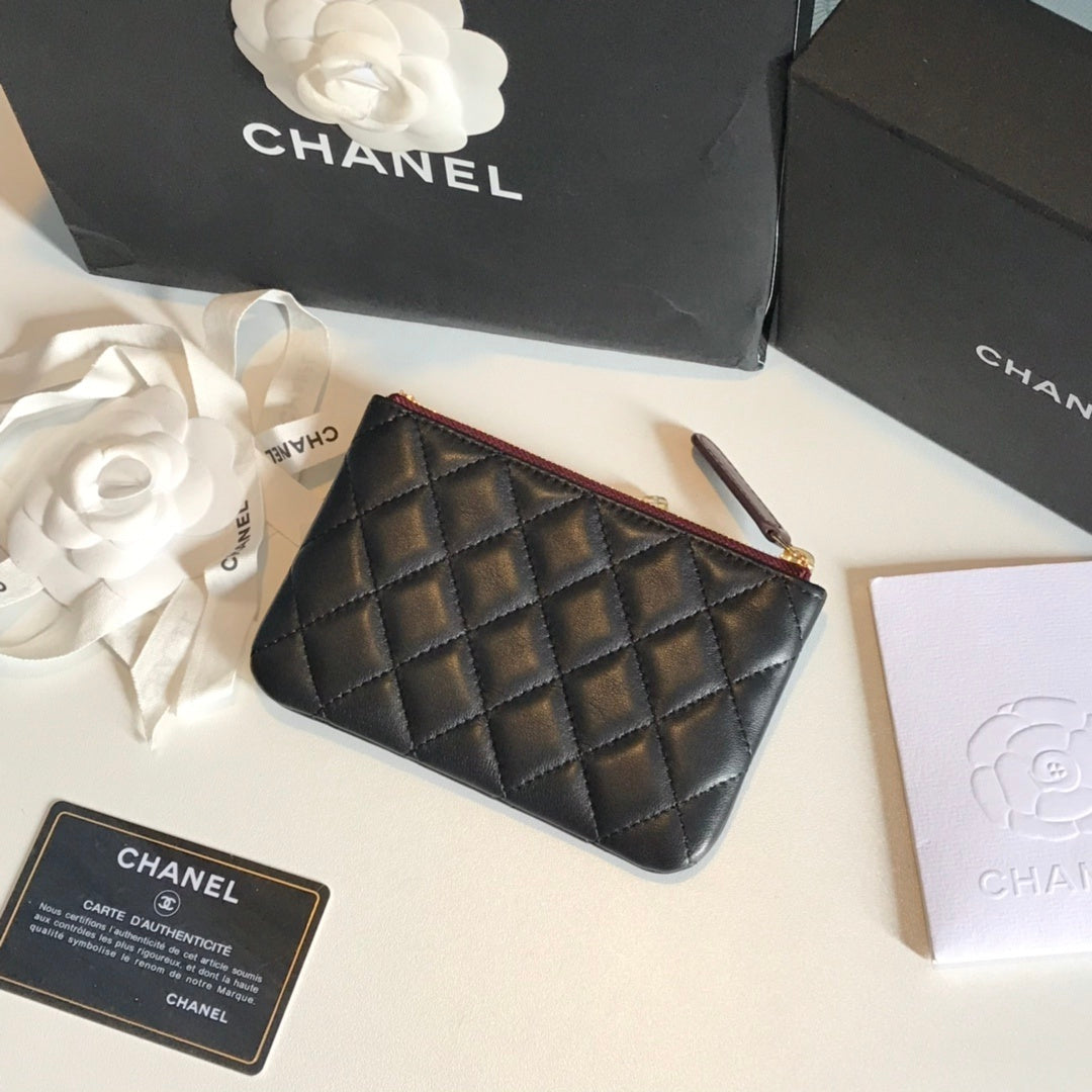 Mini-Pochette mit Reißverschluss aus schwarzem gestepptem Caviar-Leder