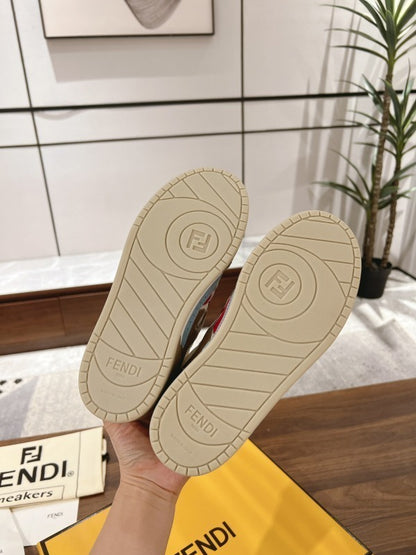 Match Sneakers aus Ecru-Leder mit roten Details
