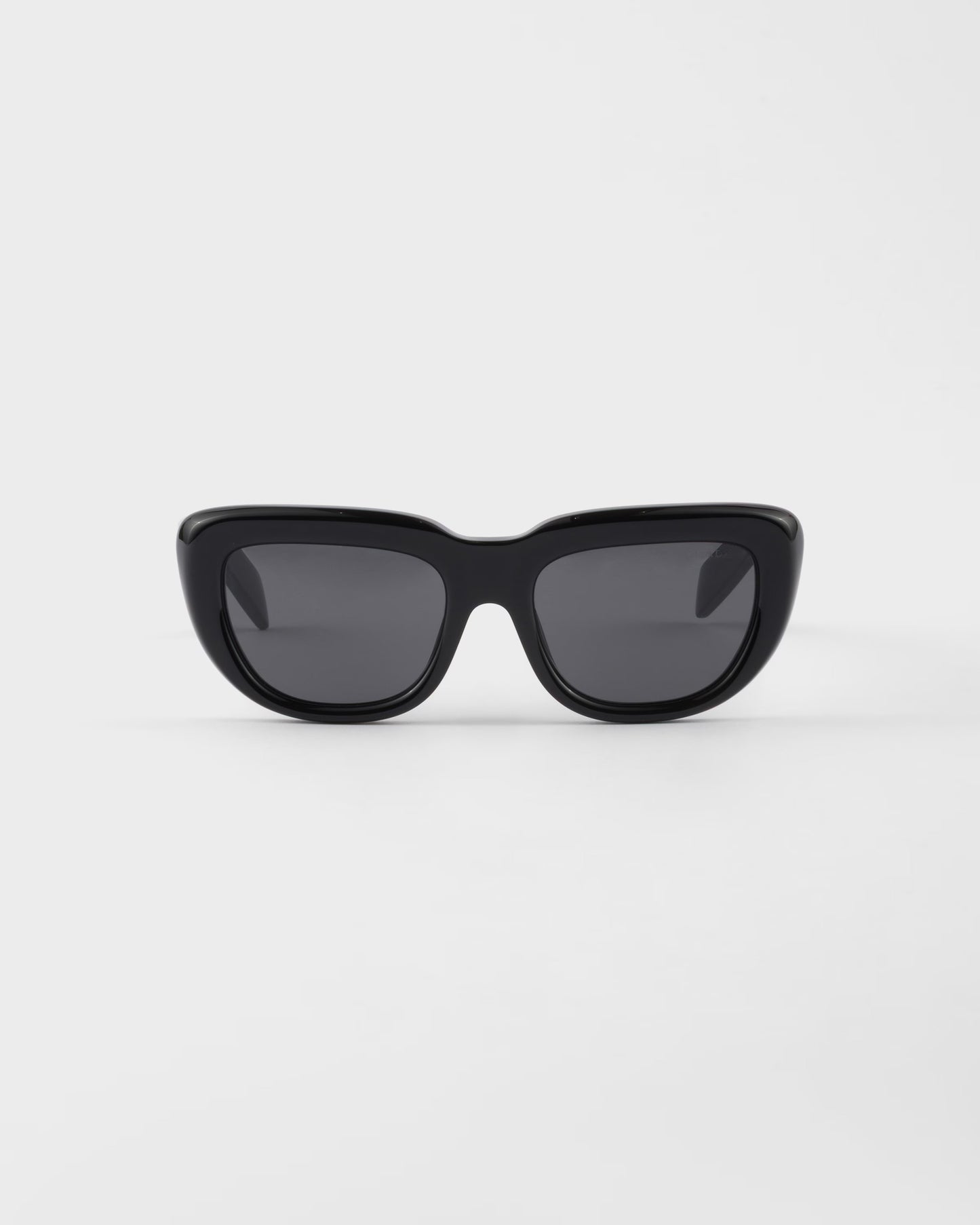 Rechteckige Sonnenbrille aus schwarzem Acetat mit schieferfarbenen Gläsern