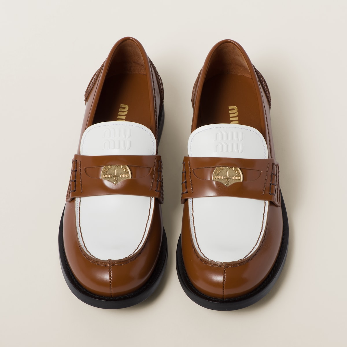 Leather loafers in cognac/white