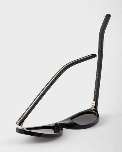 Sunglasses with iconic metal plaque in black