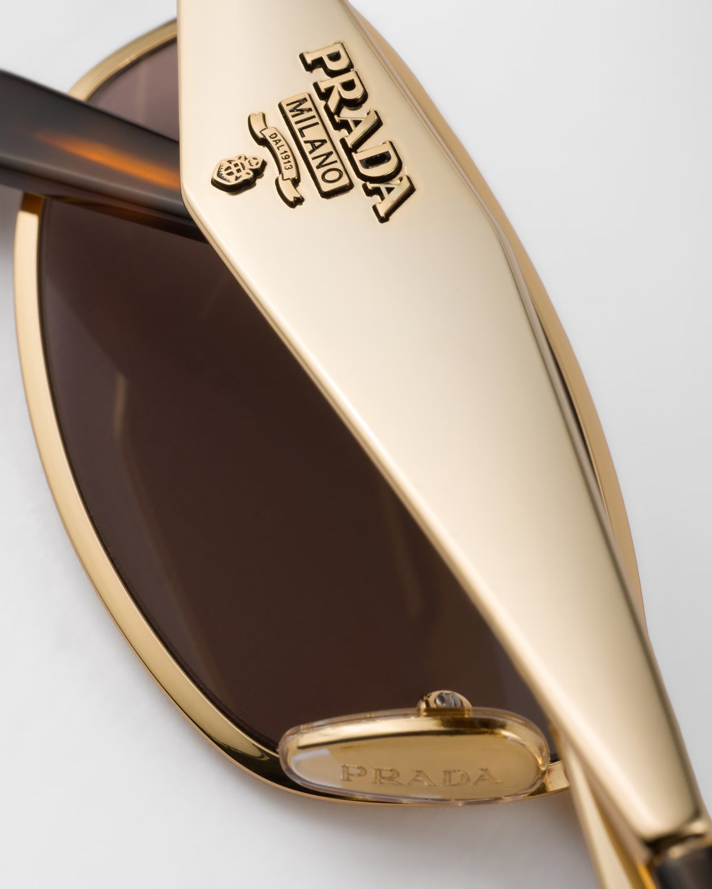 Ovale Sonnenbrille aus goldfarbenem Acetat mit malvenfarbenen Gläsern