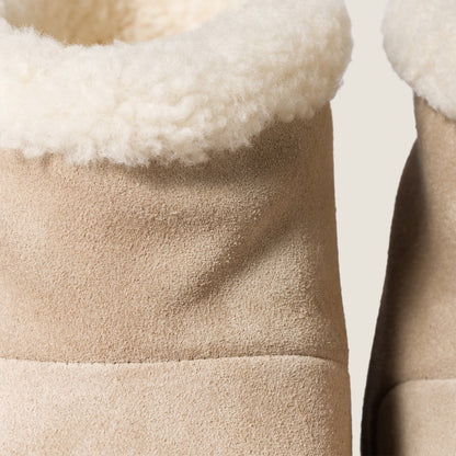 Stiefeletten aus Wildleder und Lammfell in Beige