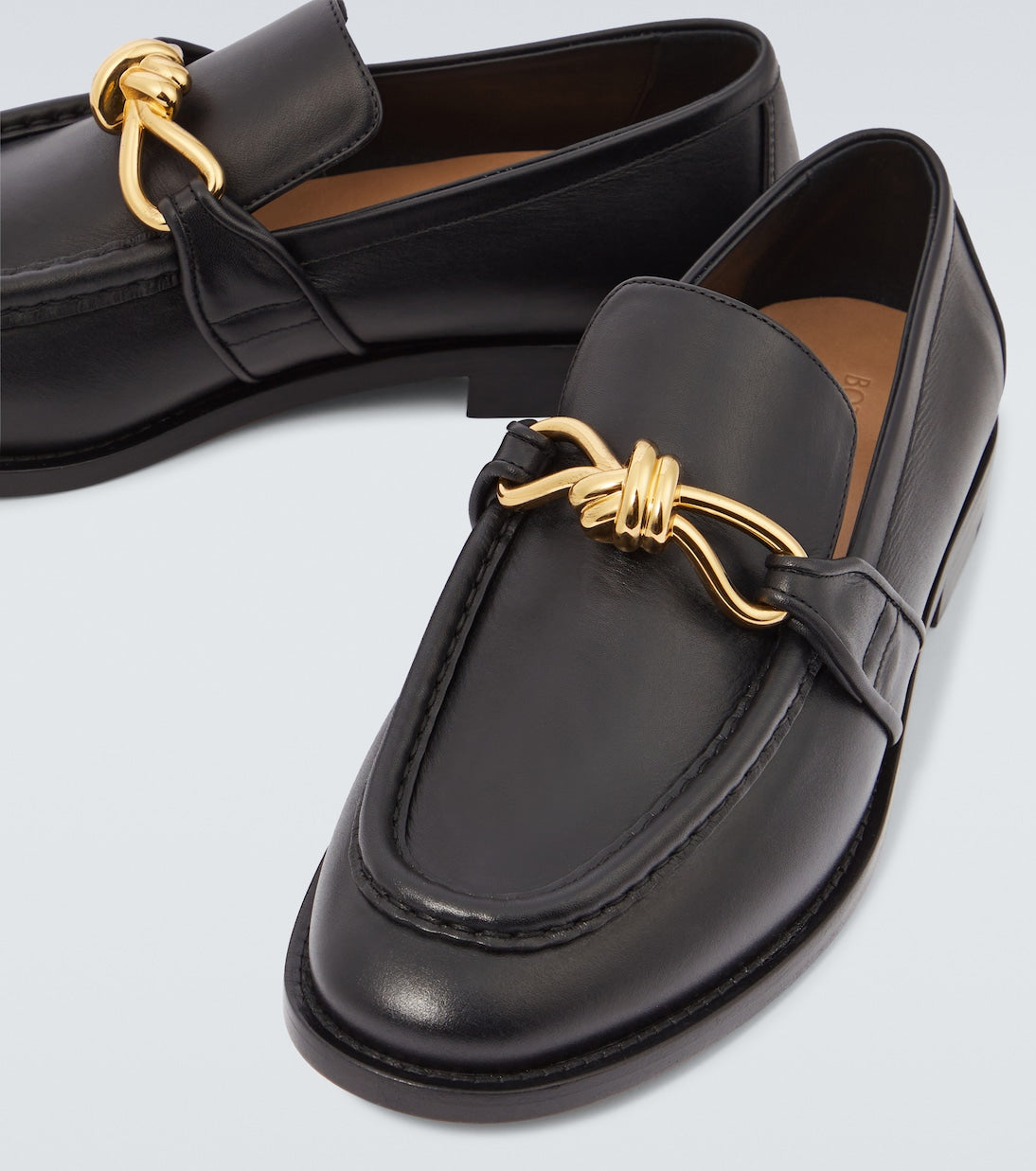 Astaire Knot Loafer aus Leder Schwarz mit goldfarbener Schnalle