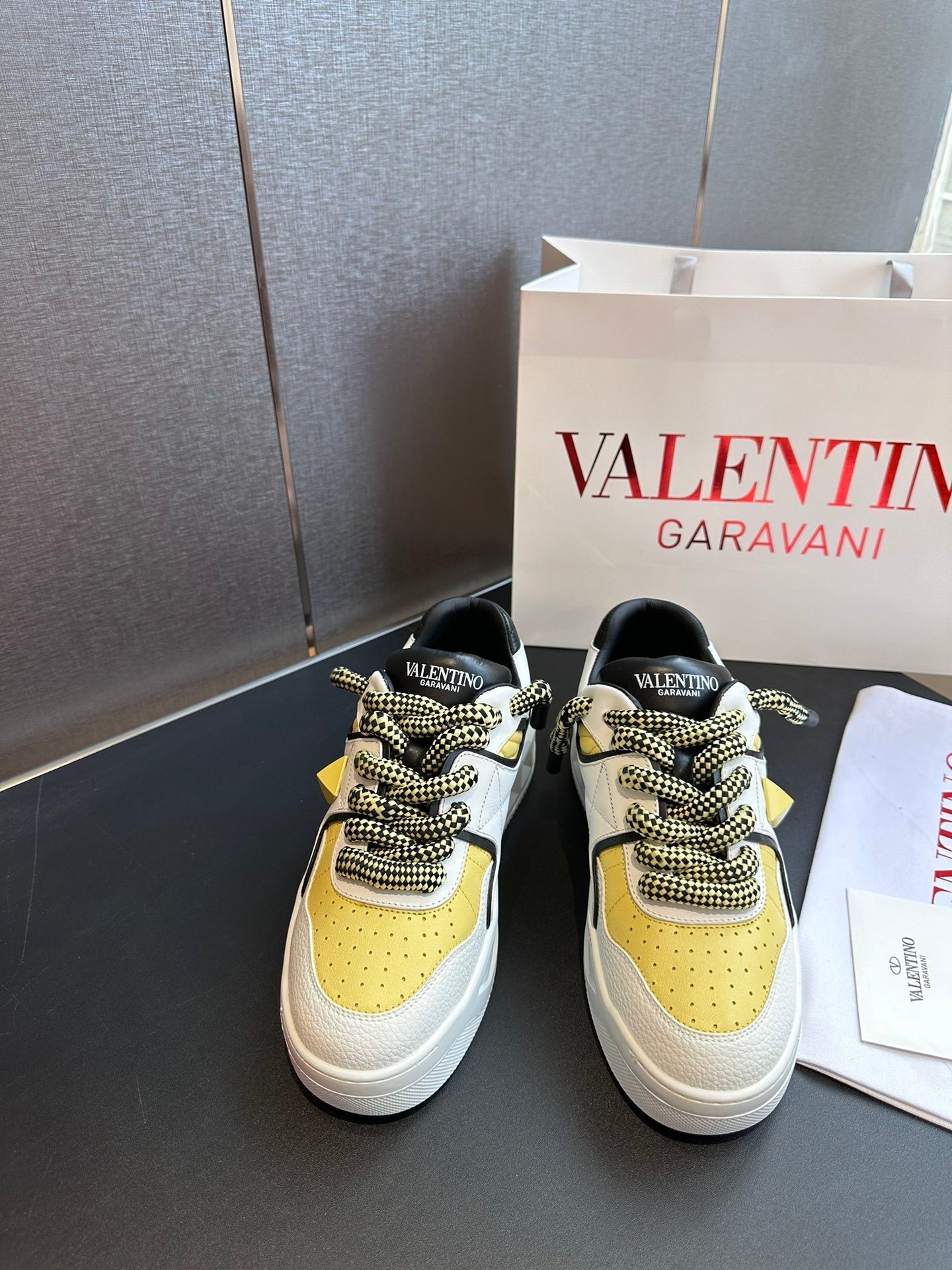 One Stud XL Low-Top-Sneaker aus Nappaleder Weiß/Gelb