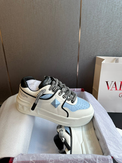 One Stud XL Low-Top-Sneaker aus Nappaleder Weiß/Hellblau