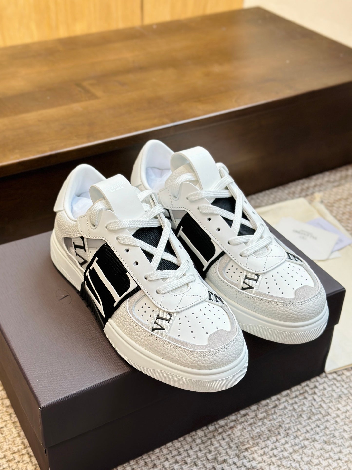 VL7N Sneakers aus Leder Weiß/Schwarz