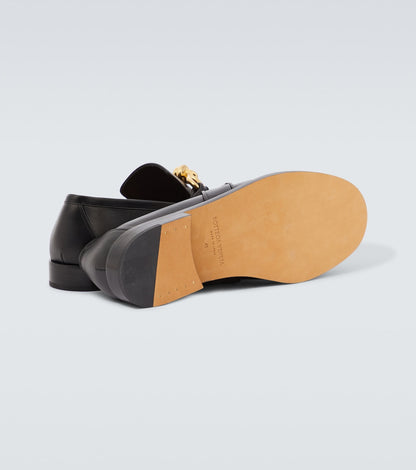 Astaire Knot Loafer aus Leder Schwarz mit goldfarbener Schnalle