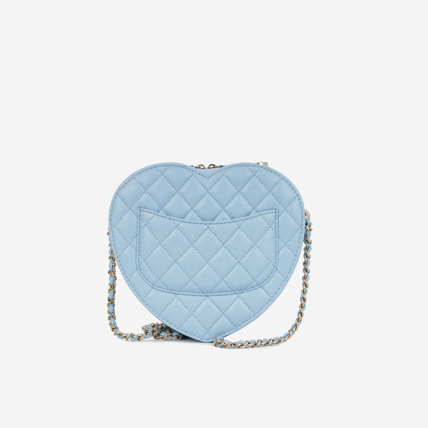 Große herzförmige Tasche aus hellblauem gestepptem Lammleder