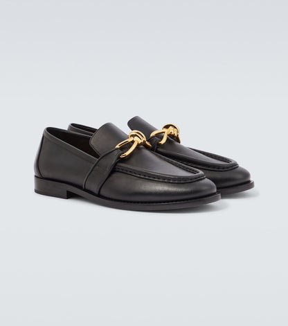 Astaire Knot Loafer aus Leder Schwarz mit goldfarbener Schnalle