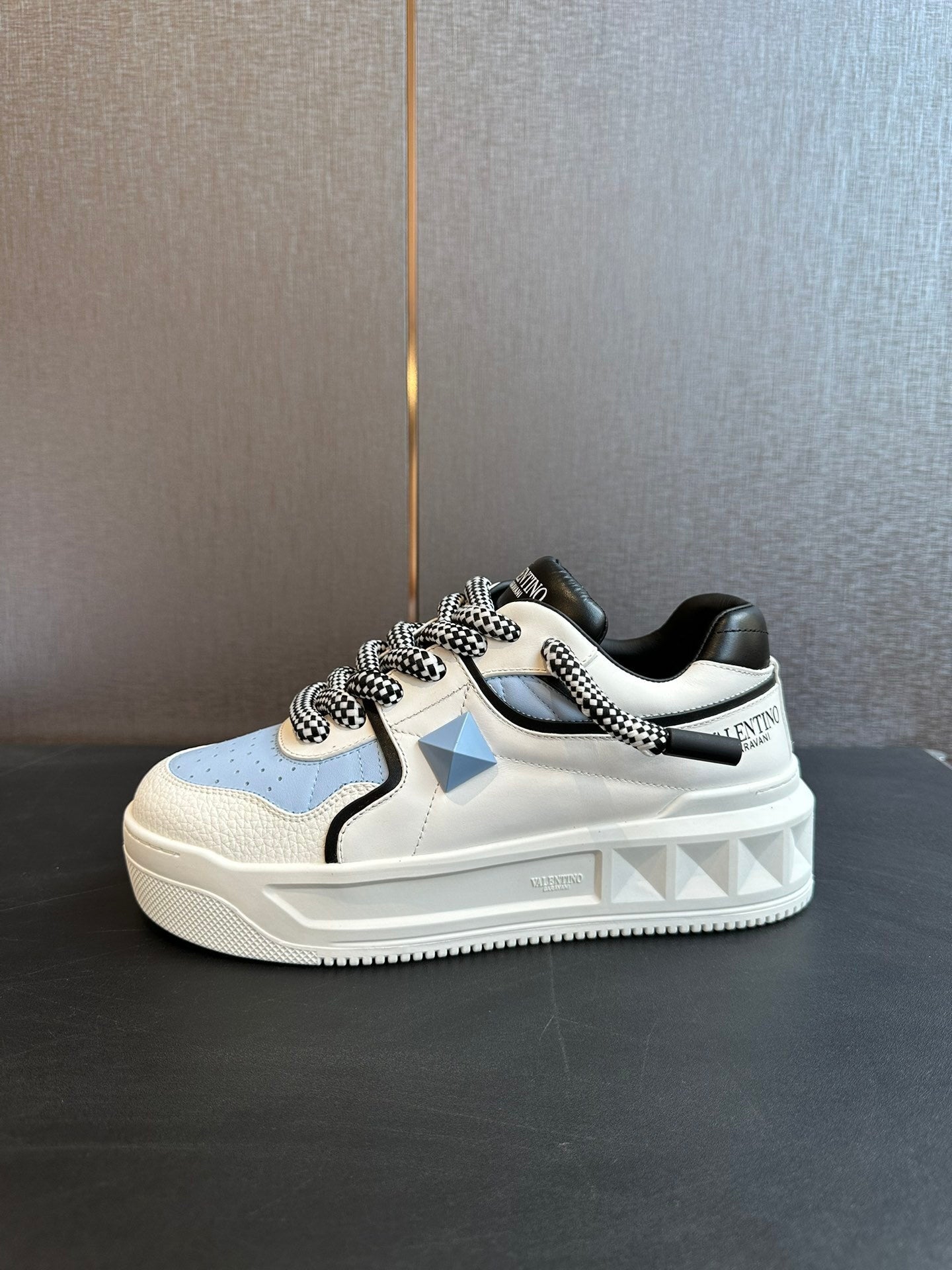 One Stud XL Low-Top-Sneaker aus Nappaleder Weiß/Hellblau