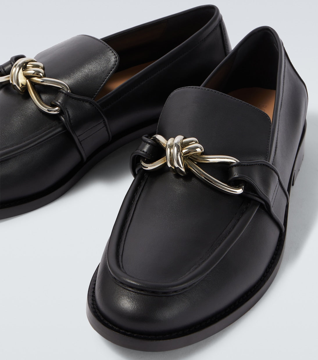Astaire Knot Loafer aus glattem Leder Schwarz mit silberfarbener Schnalle
