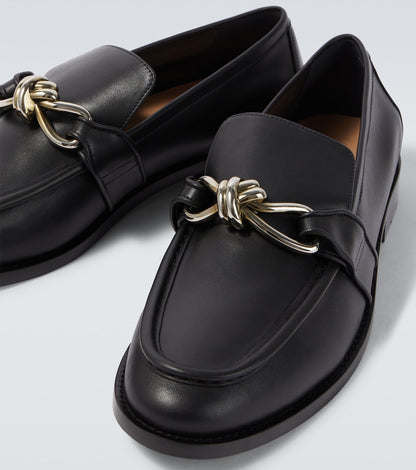 Astaire Knot Loafer aus glattem Leder Schwarz mit silberfarbener Schnalle