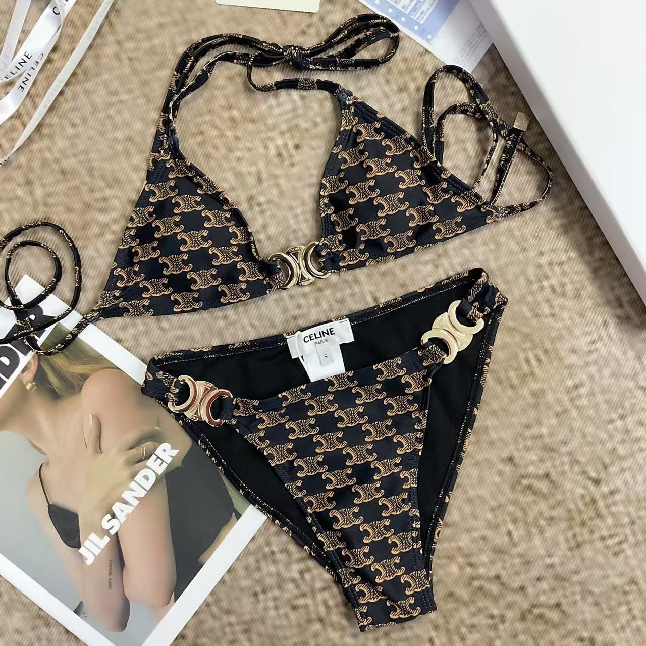 Triomphe Bikini-Set mit Monogramm und goldenen Details