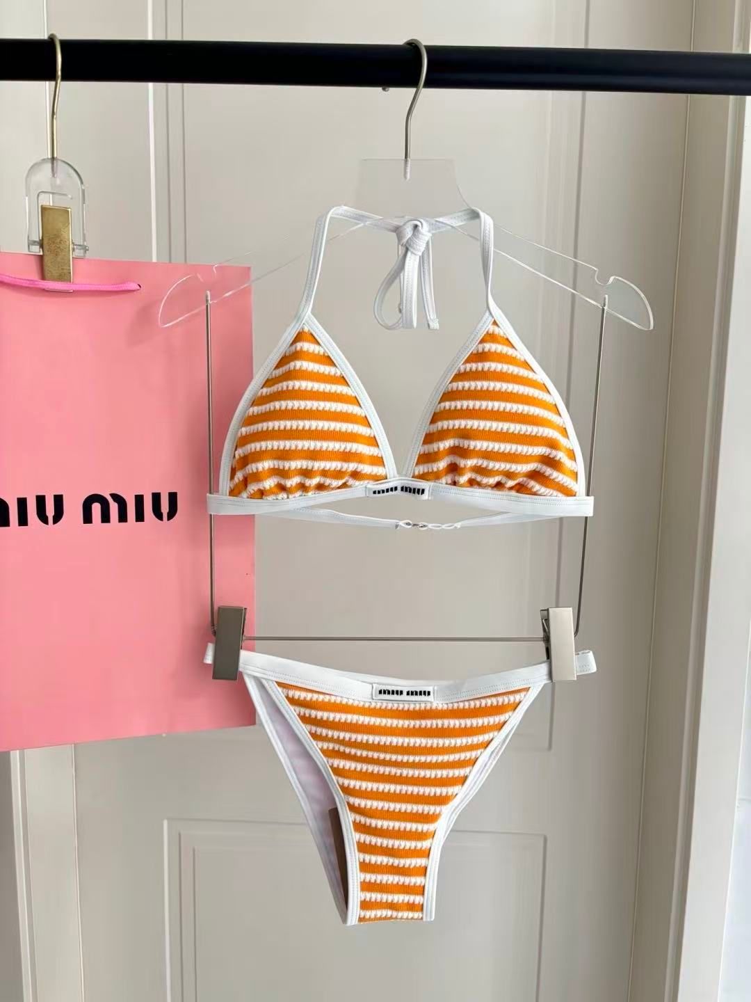 Bikini-Set mit Orangenen Streifen