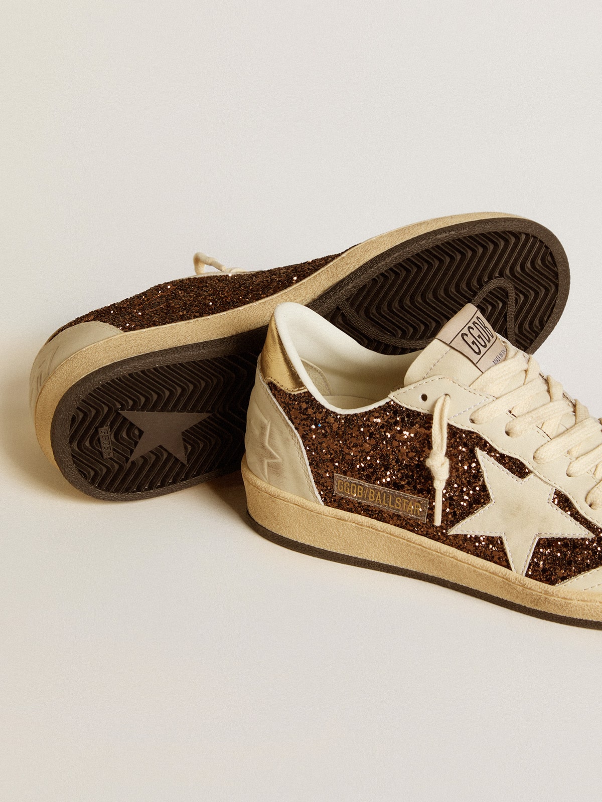 Glitzer mit Lederstern und Metallic-Leder an der Fersenpartie