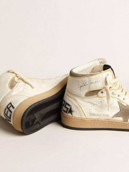 Sky-Star in white nappa with dove-grey suede star