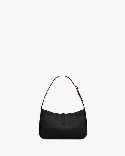 Le 5 À 7 aus glattem Leder in Schwarz